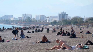 Antalyada dünyaca ünlü sahilde yılın son yoğunluğu