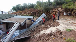 Antalyada istinat duvarı çöktü, iki ev zarar gördü
