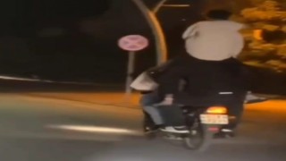 Antalyada motosiklette tehlikeli yolculuk