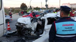 Antalyada otel servisi ile otomobil çarpıştı: 2 ölü, 14 yaralı