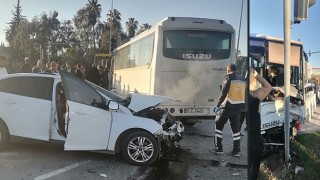 Antalya’da servis midibüsü ile otomobil çarpıştı, 2 kişi öldü, 13 kişi yaralandı