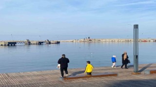 Aralık ayının son günlerinde sıcak havayı gören sahile koştu