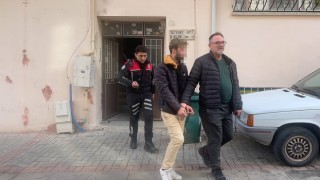 Aranan hırsız son işinde ev sahibine yakalandı