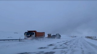 Ardahanda kar esareti: Yollar kapandı, zincirleme kazalar meydana geldi