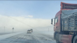 Ardahanın yüksek kesimlerinde etkili olan tipi ulaşımı aksatıyor