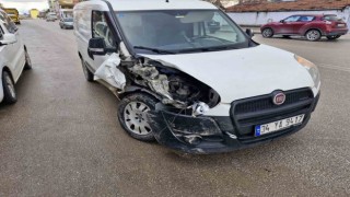 Arkadaşını almak için durdurduğu aracına, başka araç arkadan çarptı