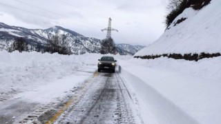 Artvinde kar kalınlığı 1,5 metreyi bulan Camili yolu ulaşıma açıldı