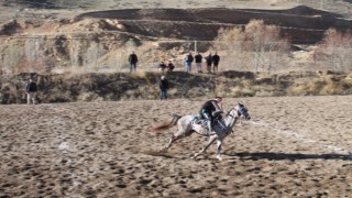 Asker eğlencesi için düzenlenen cirit maçında atlar düştü kazalar peş peşe geldi