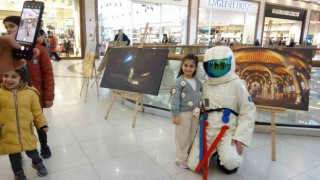 Astronot olamadı, çektiği astronot konseptli fotoğrafları sergiledi