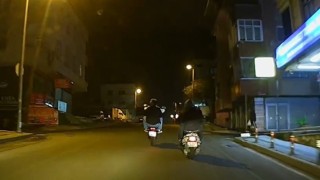 Ataşehirde motosikletlinin tek teker üzerinde tehlikeli yolculuğu kamerada