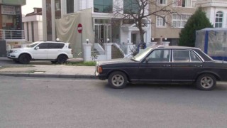 Ataşehirde otomobilin camlarına kaldırım taşı ile defalarca vurdu