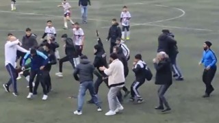 Avcılarda futbol maçında taraflar bir birine girdi, polis havaya ateş açarak ayırdı