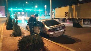 Aydınlatma direğine çarpan otomobilin sürücüsü yaralandı