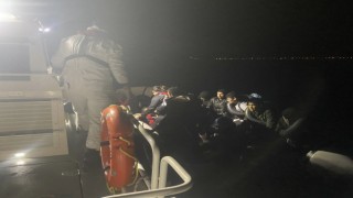 Ayvacık açıklarında lastik botları arızalanan ve sürüklenen 32 kaçak göçmen kurtarıldı