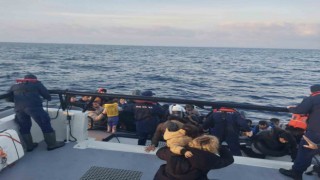 Ayvacık açıklarında lastik botları arızalanan ve sürüklenen 78 kaçak göçmen kurtarıldı