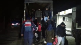 Ayvacıkta minibüs ile kamyonet kasasından 63 kaçak göçmen çıktı, 2 organizatör yakalandı