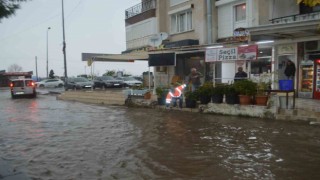 Ayvalıkta kuvvetli sağanak yağış etkili oldu