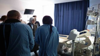 Bakan Göktaştan sahipsiz köpeklerin saldırısına uğrayan Tunahana ziyaret
