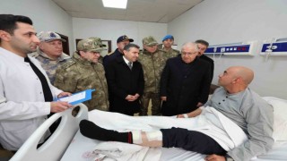 Bakan Güler, Şırnakta tedavi gören yaralı askerleri ziyaret etti