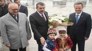 Bakan Tekin: “Eğitim öğretim süreci seferberlik ruhuyla aşılabilecek bir durum”