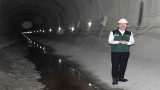 Bakan Yumaklı, yıllık 240 milyon metreküplük suyu Reyhanlı Barajına aktaracak Karasu regülatörü ve derivasyon kanalı inşaatında incelemelerde bulundu