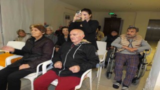 Balıkesirde amatörler korosu yaşlılara unutulmaz bir gün yaşattı