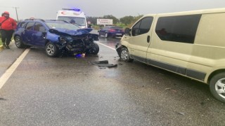 Balıkesirde ters yönden gelip refüjü aşan araç dehşet saçtı: 8 yaralı