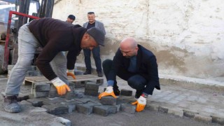 Başkan Arıkan eldivenleri giydi, kolları sıvadı parke taşı döşedi