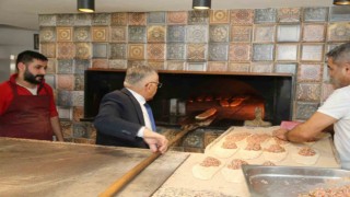 Başkan Büyükkılıç, fırının başına geçti, pide pişirdi