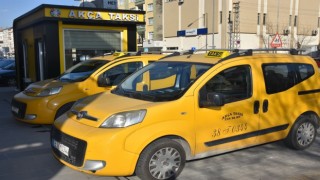 Başkan Çolakbayrakdar, “Şehrin çehresini değiştiren modern taksi durakları yapıyoruz”