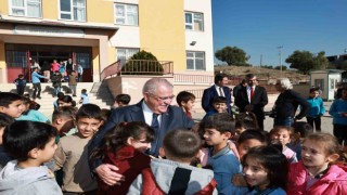 Gönülleri Giydiriyoruz projesi ile öğrencilere bot ve mont hediyesi