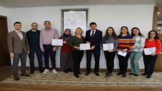 Başkan Özcan İngilizce kursunu tamamlayan personeli tebrik etti