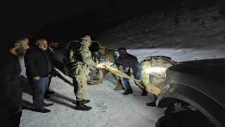 Batmanda araçları kara saplanan vatandaşları jandarma kurtardı