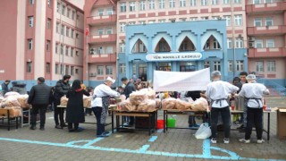 Batmanda Üstümüze Vazife Projesine katkı sunan hayırsever bin 500 öğrenciye çorba dağıttı