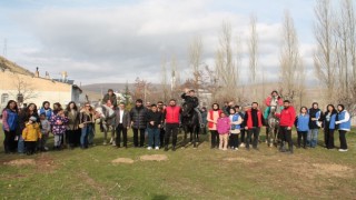 Bayburttan yürekleri ısıtan görüntü: Özel çocuklar ilk defa atlarla tanıştılar