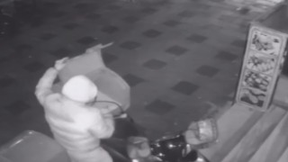 Bayrampaşada bir kişi eski çalıştığı iş yerine girerek motosikleti çaldı