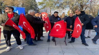Belediyeden vatandaşlara Türk bayrağı