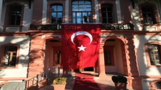 Belediyeye ait binalara Türk bayrakları asıldı