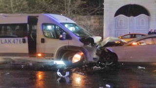 Beşiktaşta servis minibüsü ve otomobil kafa kafaya çarpıştı: 9 yaralı