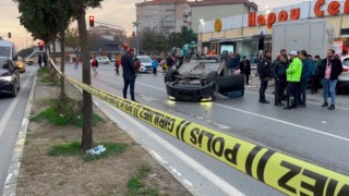Beylikdüzünde polisten kaçmaya çalışan araç takla atarak ters döndü