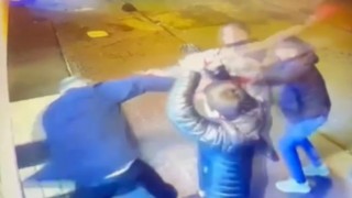 Beyoğlunda yüksek hesap çetesinin turistleri sopayla darp ettiği anlar kamerada