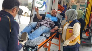 Bıçakla yaralandı, yarasını unutup gazetecilere sardı