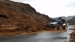 Bingölde kuvvetli sağanak heyelan getirdi: Yol açma çalışmaları sürüyor