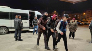 Bir evde 13 kaçak