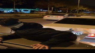 Bir garip yol yardımı: Yolda kalan aracı ayaklarıyla böyle itti