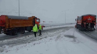 Bitliste kar yağışı etkili oldu 100e yakın araç yolda kaldı