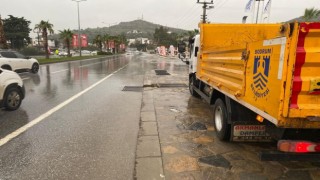 Bodrumda belediye ekipleri yağmur mesaisinde
