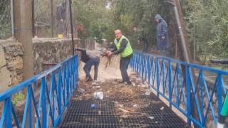 Bodrumda gelişigüzel atılan çöpler taşkına sebep oluyor