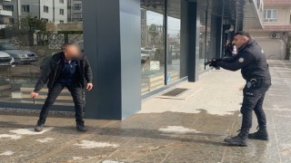 Boğazını kesen şahsı polis etkisiz hale getirdi