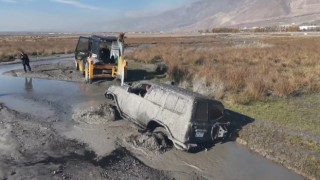Bol çamurlu derede off road